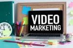 שולחן עבודה עם מחשב נייד בו רשום Video Marketing